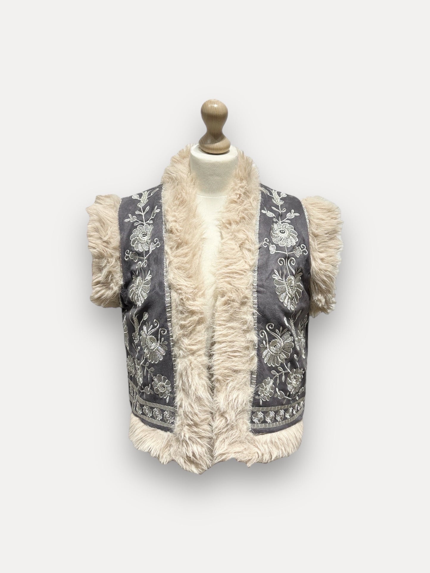 Gilet ouvert en fourrure sans manches avec broderie florale