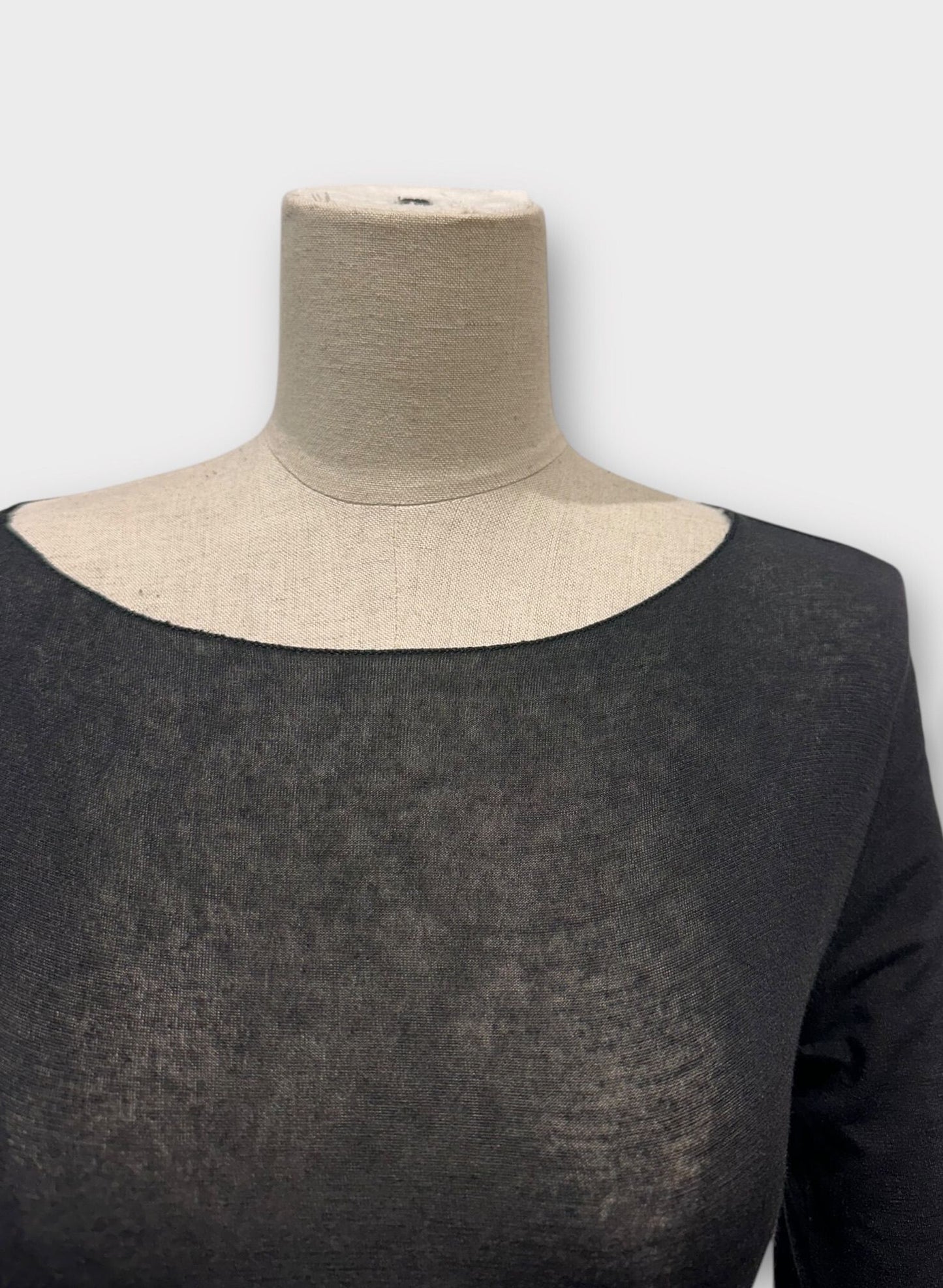 Small top in fine and light cashmere