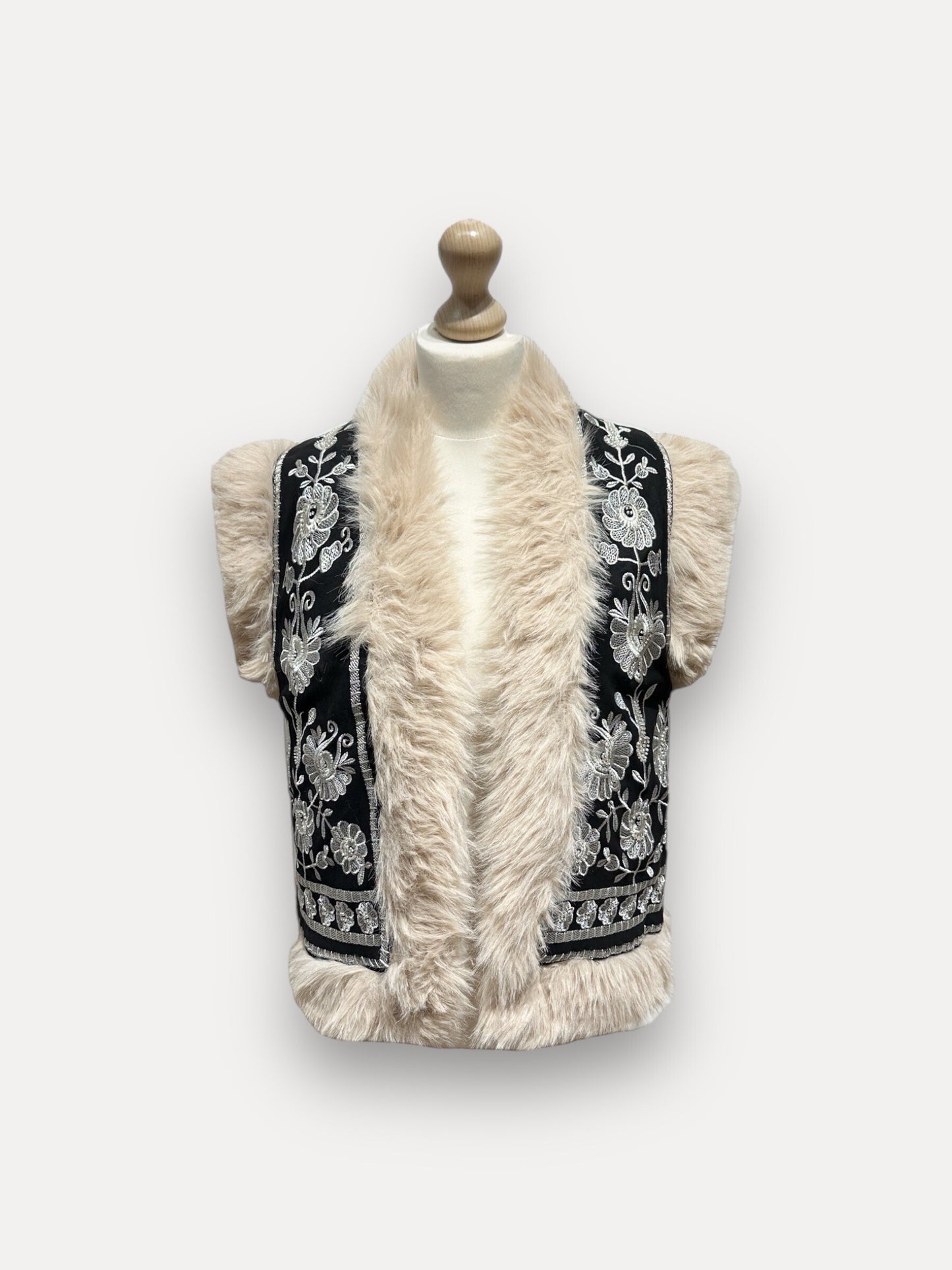 Gilet ouvert en fourrure sans manches avec broderie florale